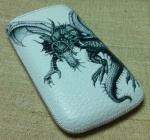 Чехол HTC - Черный дракон на белом фоне