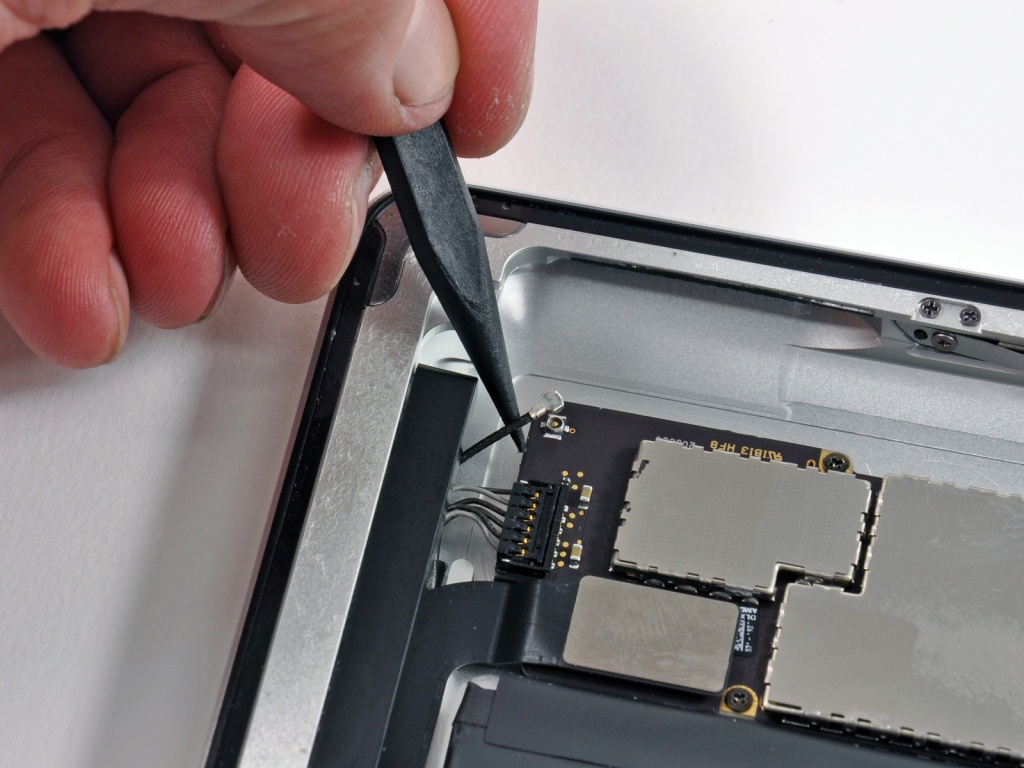 New iPad - Вынимаем материнскую плату New iPad - отключаем материнскую плату