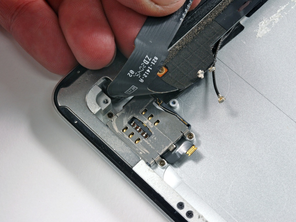 New iPad - Вынимаем слот для sim-карты New iPad - вынимаем слот для сим-карты