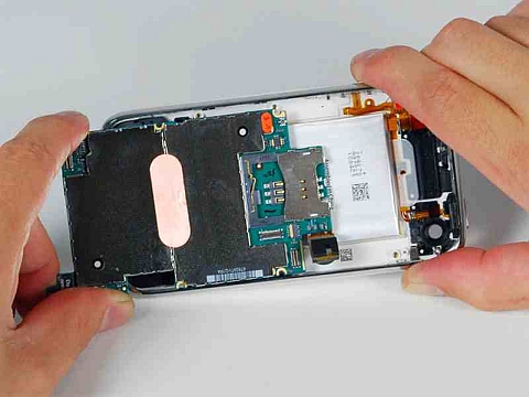 Вынимаем материнскую плату iPhone 3GS/3G