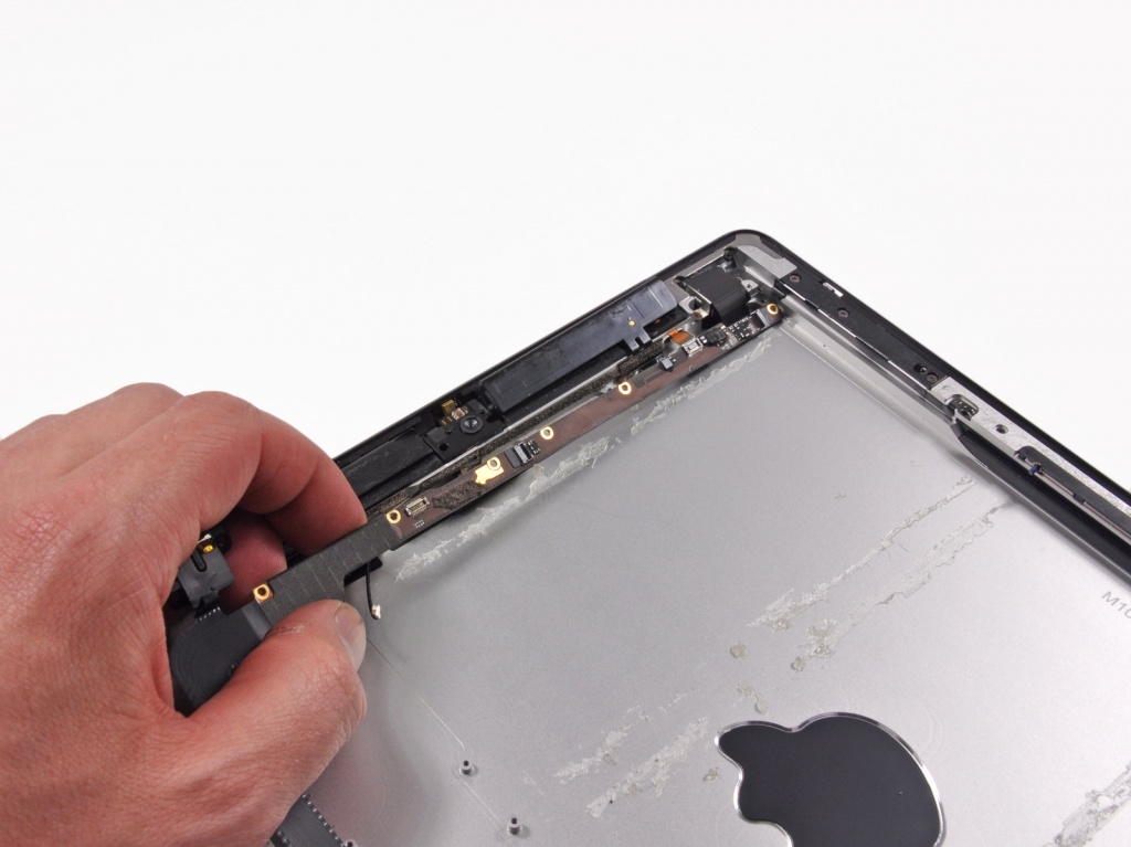 Снимаем шлейф разъема наушников и клавиш управления New iPad New iPad - разъем наушников и клавиши управления