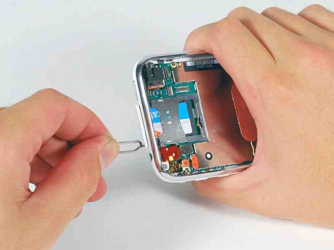 Вынимаем SIM-карту из iPhone