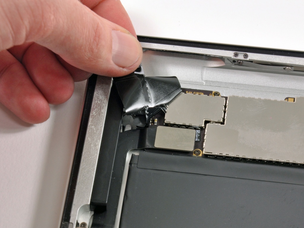 New iPad - откручиваем материнскую плату New iPad - отсоединяем материнскую плату