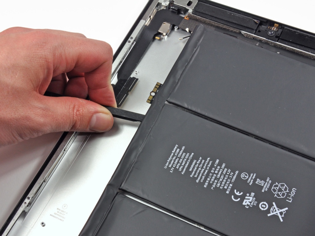 Вынимаем батарею из New iPad New iPad - снятие батареи