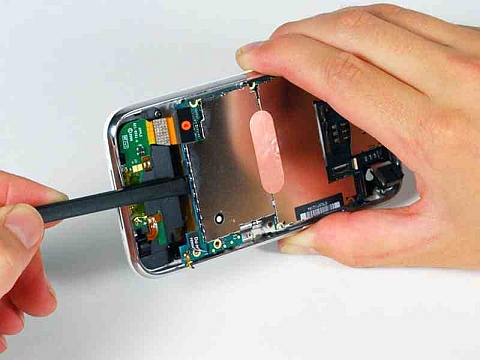Снятие материнской платы iPhone 3GS/3G