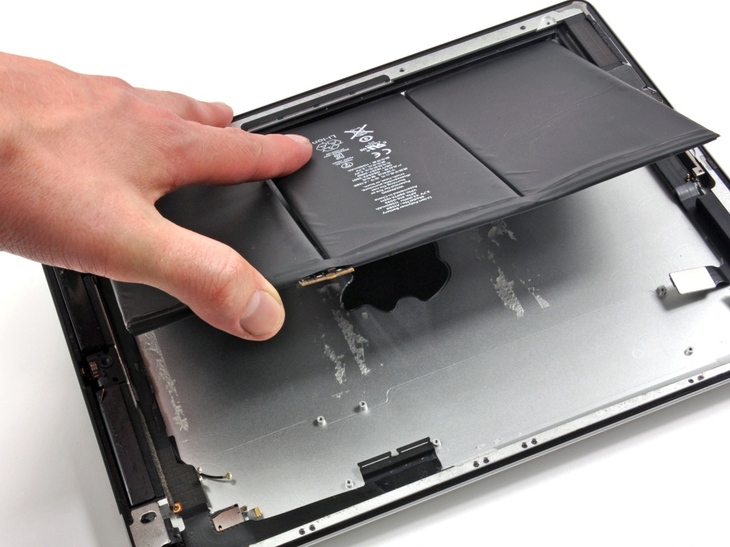 Вынимаем батарею из New iPad Замена батареи в New iPad